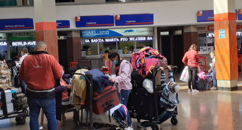 Terminales de transporte en Bogotá están llenas por los viajeros que buscan pasar Navidad con sus seres queridos. Los tiquetes están difíciles de comprar.