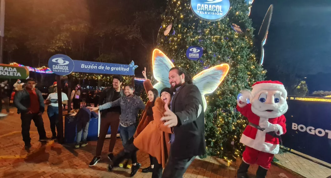 Famosos de Caracol TV hicieron recorrido navideño en el Jardín Botánico de Bogotá con el encendido del árbol de la gratitud del canal. 