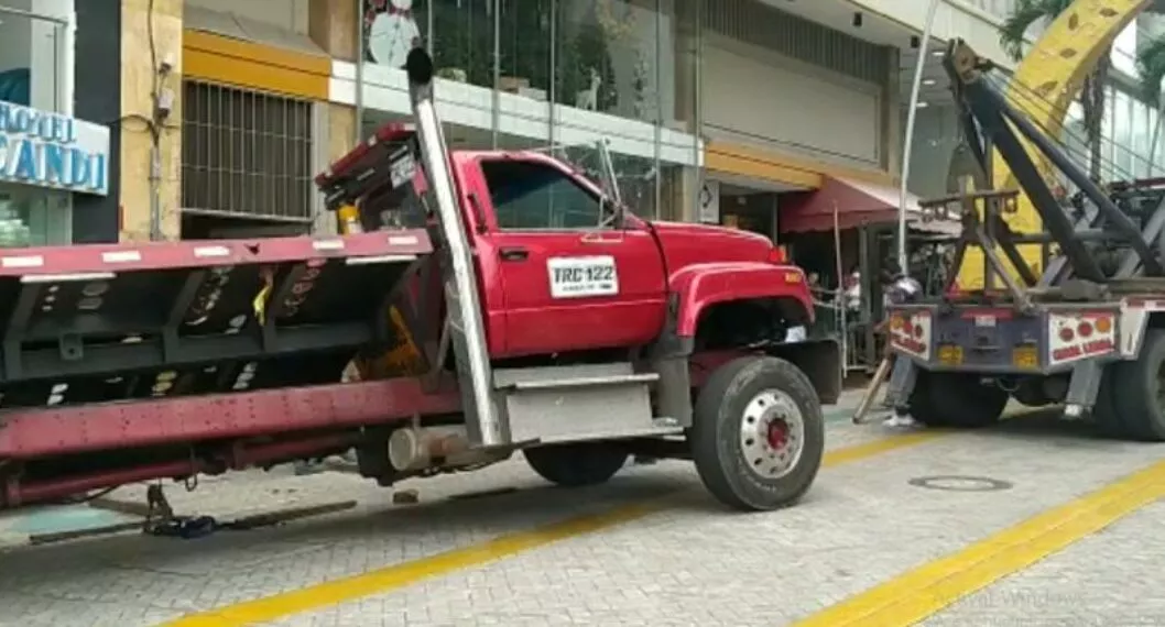 ibagué: camión se metió en vía peatonal de sector comercial e irrumpió compras