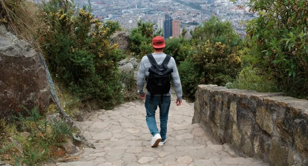 Foto de contexto de una persona caminando a propósito de horarios de 25 de diciembre de sendero peatonal de Monserrate