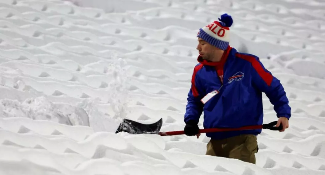 Foto de una persona sacando nieve a propósito de videos virales de tormenta de nieve en Navidad EE. UU.