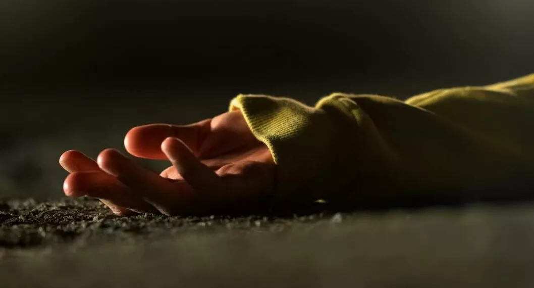 Foto de contexto de mano de persona muerta a propósito de cuerpo hallado en un colchón en Copacabana, Antioquia