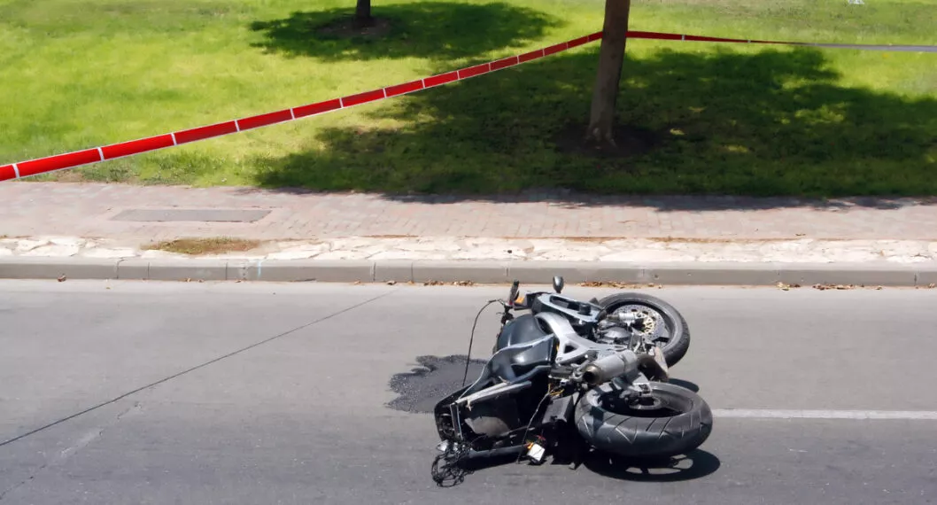 Accidente de tránsito en Tolima: joven motociclista, identificado como Carlos Andrés Aguilar, murió luego de chocar.