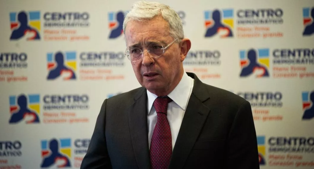 Álvaro Uribe rechazó el anuncio de Colpensiones sobre el uso que le daría a la plata de las pensiones, el cual ya fue rectificado por Gustavo Petro.