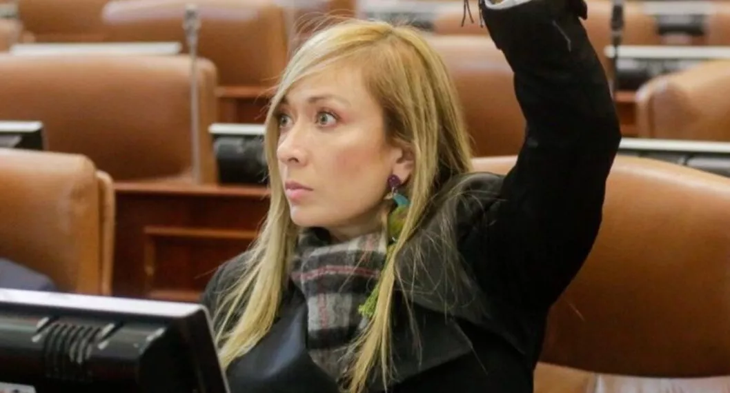 Katherine Miranda se bajó del bus y renunció a la Alcaldía de Bogotá. La representante a la Cámara aseguró que lo hace por respeto a sus electores. 