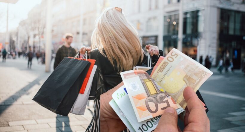 Mujer de compras en Europa y euros, en nota sobre cómo los turistas pueden recuperar dinero del impuesto del IVA 