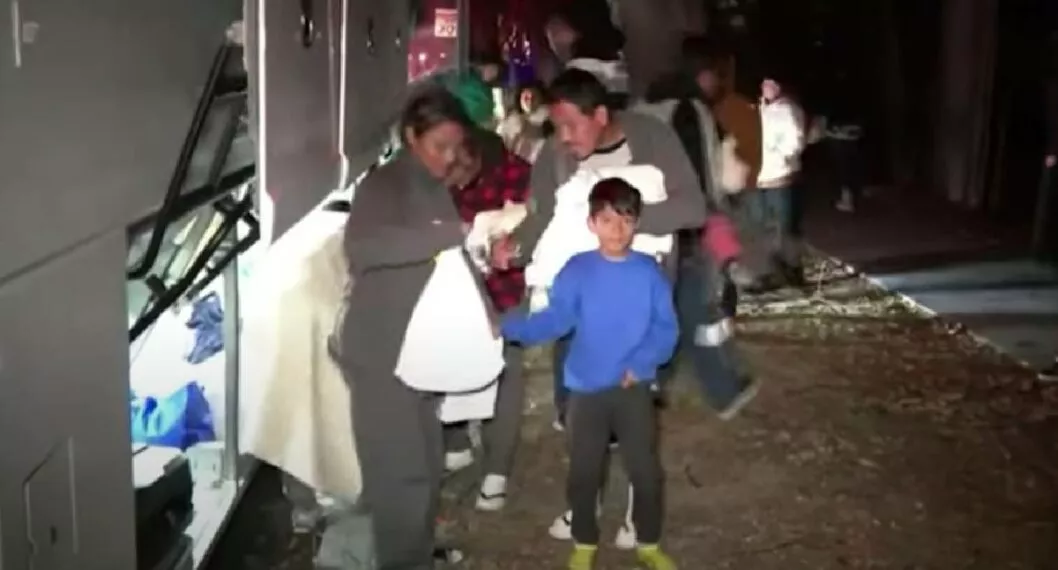 Captura de pantalla de inmigrantes que fueron abandonados frente a la casa de Kamala Harris