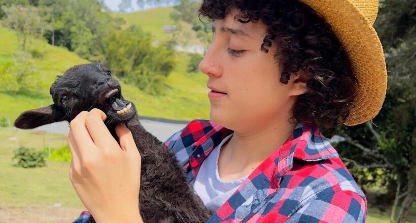 Carlos Díaz, el niño de 'La granja del borrego', con uno de sus animales.