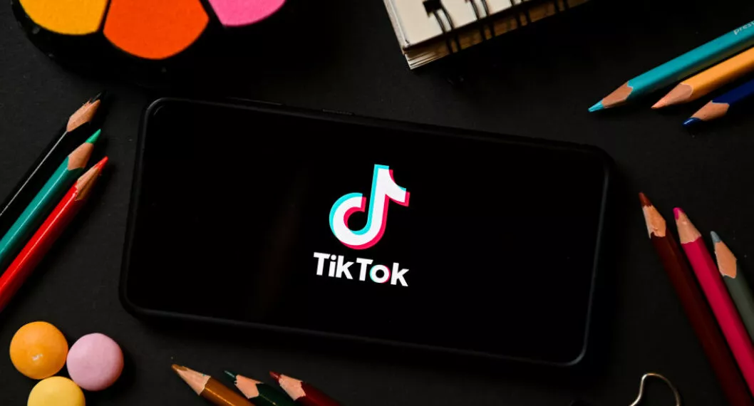 Foto de pantalla de celular con logo de TikTok a propósito de filtración y espionaje de información de periodistas estadounidenses