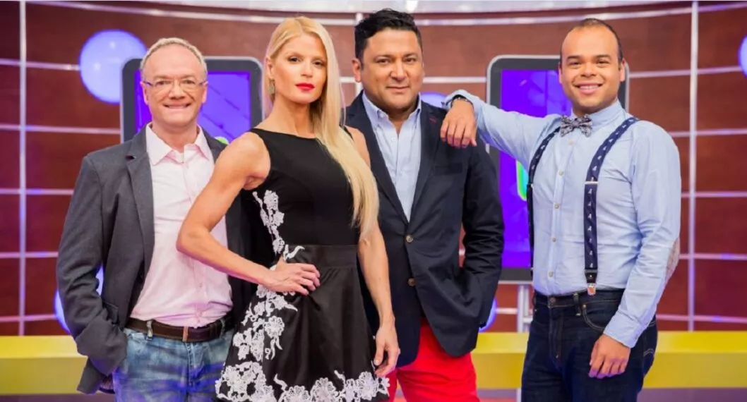Carlos Vargas, famoso que se pinta las uñas y dijo por qué, junto a presentadores de 'La red' Carlos Giraldo, Mary Méndez y Frank Solano.