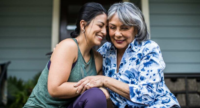 Foto de mamá e hija, en nota de Nuevas formas para decir mamá y papá, entre novedades de Real Academia Española.