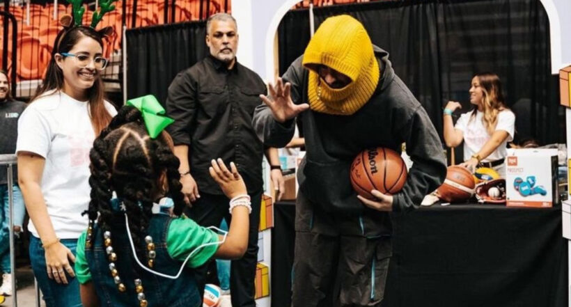 Bad Bunny entregó unos 25.000 regalos a niños de bajos recursos en Puerto Rico.