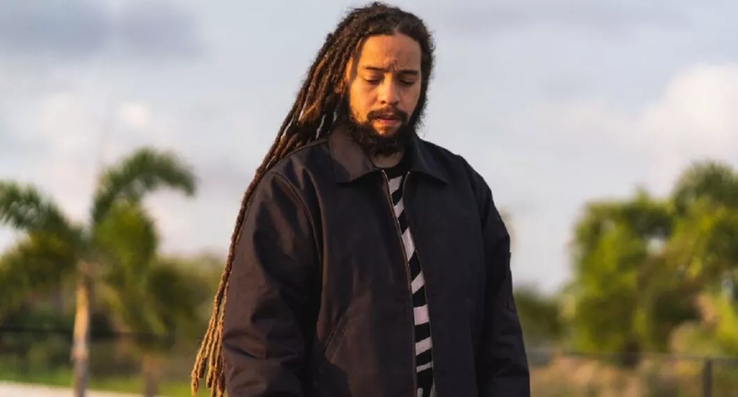 Jo Mersa Marley, nieto de Bob Marley, fue hallado sin vida dentro de su carro. Hasta el momento se cree que murió luego de sufrir una crisis asmática. 
