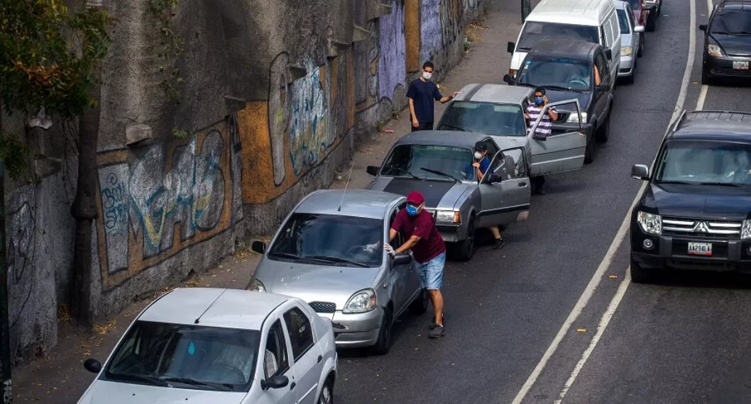 Venezuela enfrenta escasez de gasolina y se estanca por filas en estaciones