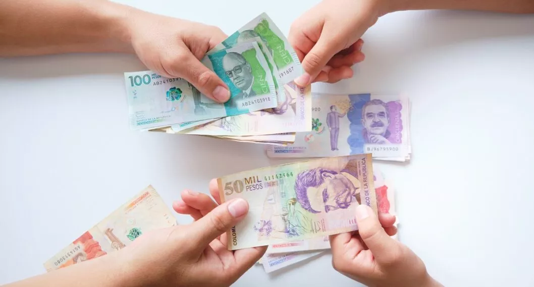 Billetes colombianos, ilustran nota de subsidios que cambiarían en 2023: Familias en Acción, Jóvenes en Acción, Devolución del IVA y Colombia Mayor. El Ingreso solidario termina.
