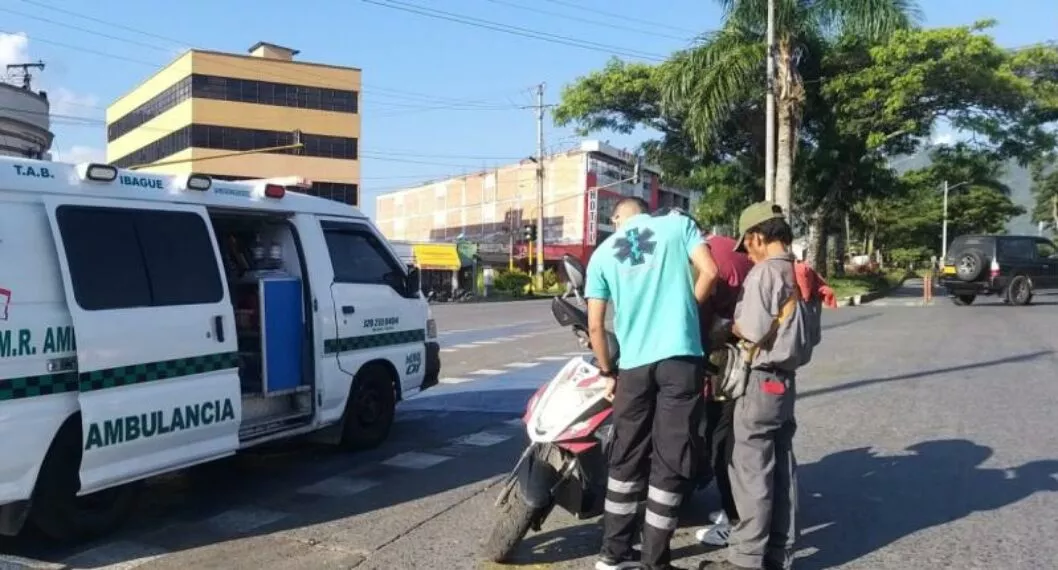 Ibagué: motociclista atropelló a otro con semáforo en rojo y escapó