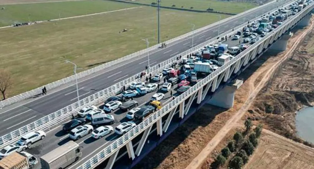 Foto de accidente de tráfico en Henan, China, que involucró 200 vehículos