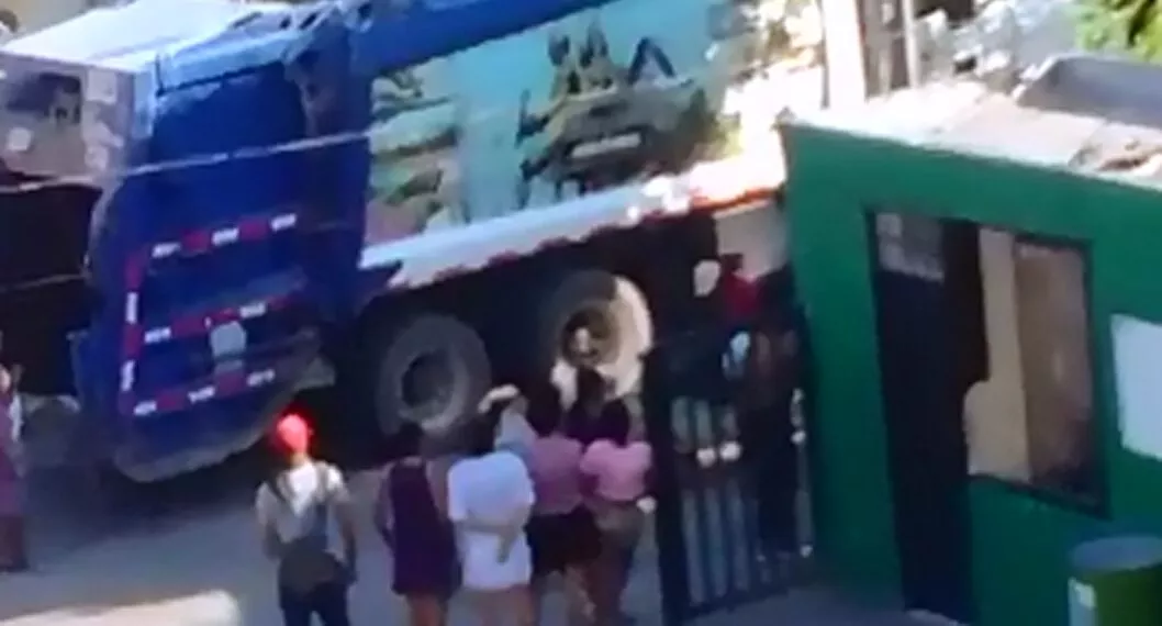 Vnadalizan carro de aseo en Valledupar por salpicar líquido a una niña