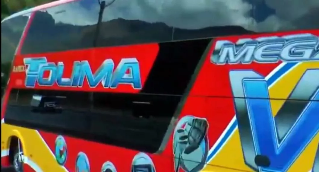 Conductor manejó un bus sin una llanta en Tolima 