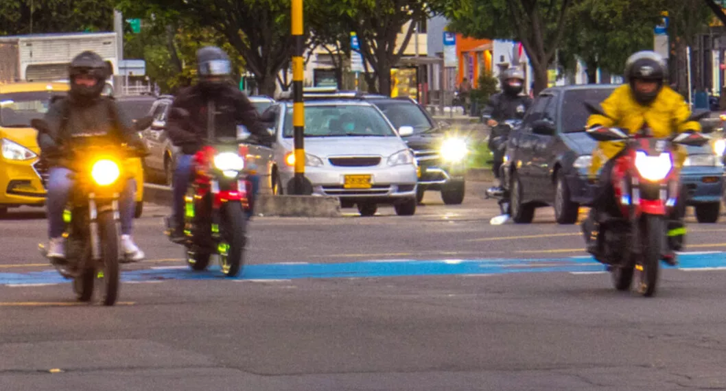 Motociclistas que andan con parrillero en Bogotá reciben primera mala noticia para 2023