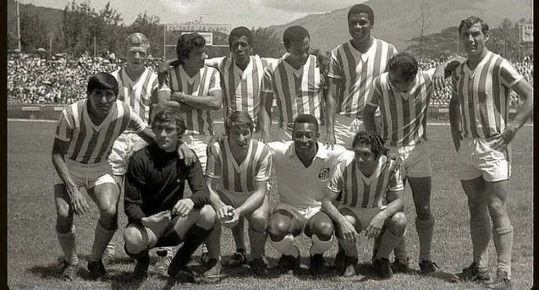 Pelé con los jugadores de Atlético Nacional