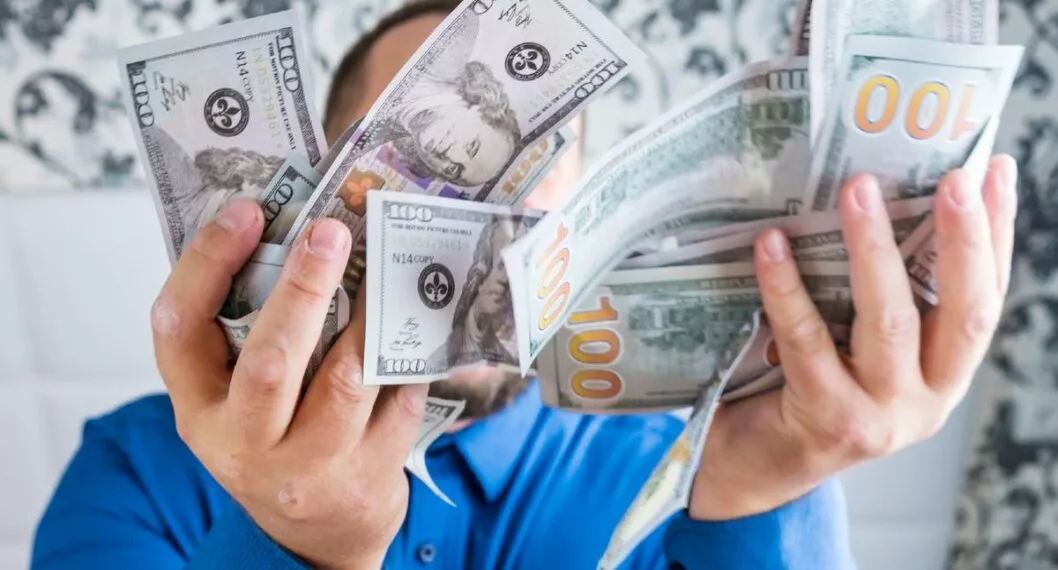Foto de contexto de persona con dólares en l mano que representan el acumulado del mega Millions en Estados Unidos para el 30 de diciembre