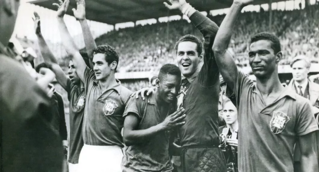 Pelé, con 17 años, llora después de la victoria de Brasil 5-2 sobre Suecia en la final de la Copa del Mundo de 1958.