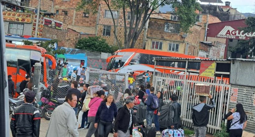 Este 30 de diciembre se registran bloqueos en Yomasa y la salida de Bogotá se complica más porque los ciudadanos están sobre la vía.