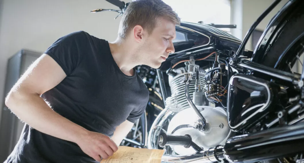 Consejos para hacer mantenimiento cuando se va a viajar en moto: revisar el aceite, el funcionamiento de luces y más.