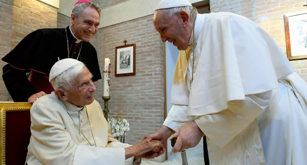 Los papas Benedicto XVI y Francisco, en uno de sus encuentros tras la renuncia de Joseph Ratzinger.
