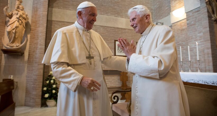 Joseph Ratzinger, el papa emértio Benedicto XVI, murió este 31 de diciembre: cómo fue su relación con el papa Francisco.