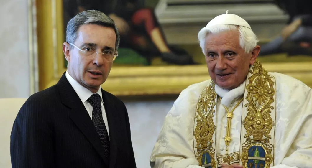 Muerte Benedicto XVI: Álvaro Uribe dejó trino por muerte papa emérito