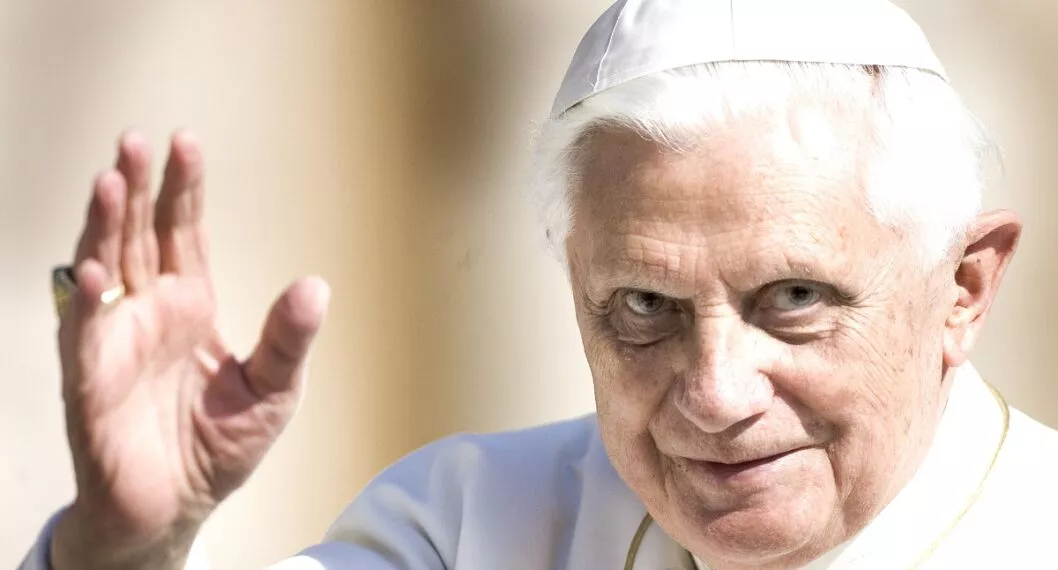 Las primeras imágenes de Benedicto XVI difundidas este domingo por la Santa Sede le muestran yacente en una sala del monasterio, acostado sobre dos cojines