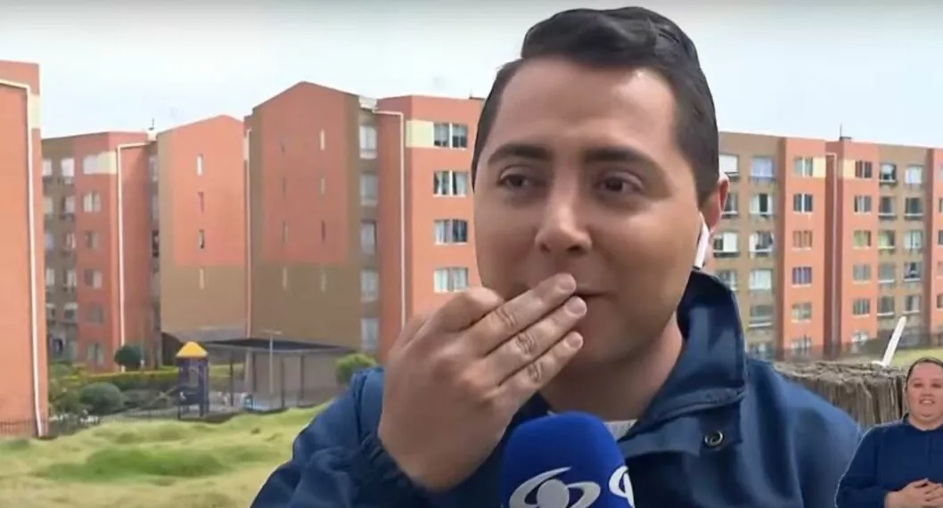 Foto de Pablo Arango en Noticias Caracol, en nota de Noticias Caracol: periodista reportó con la boca llena en vivo; qué pasó (video)