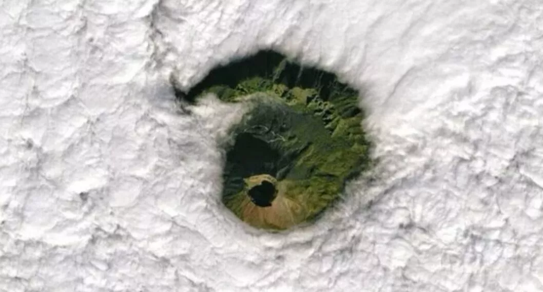 Landsat 8 captó una imagen de uno de los volcanes más peligrosos del mundo, el Vesubio, al "asomarse" al cielo a través de un inquietante agujero circular en las nubes.