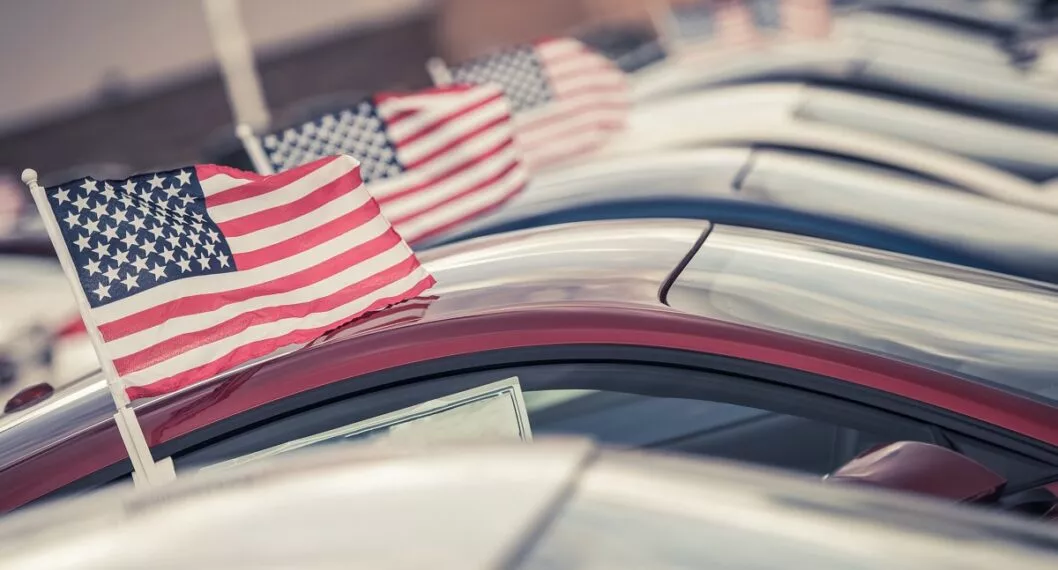 Vehículos con la bandera de Estados Unidos, para buscar la mejor opción y comprar carro