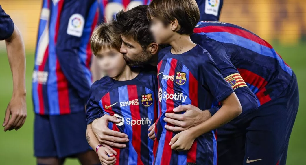 Gerard Piqué recibió el año nuevo junto a sus hijos, Milan y Sasha, como lo había pactado con Shakira, pero lejos de su novia Clara Chía. 