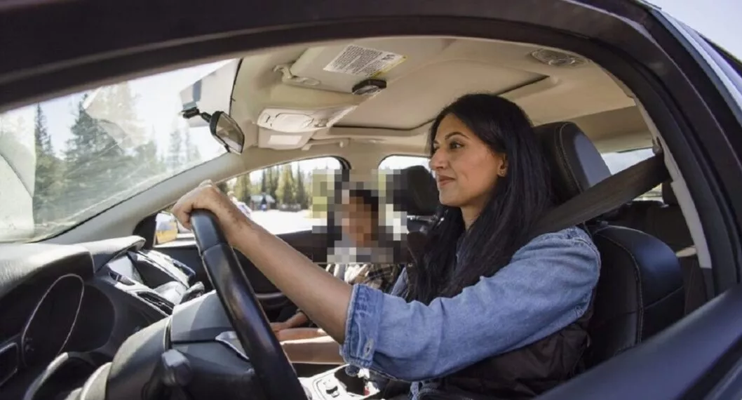 Persona conduciendo en nota sobre licencias de conducción de otros países que sirven para manejar en Colombia