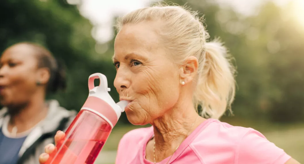 Cuántos vasos de agua recomiendan tomar al día; evita envejecer pronto.
