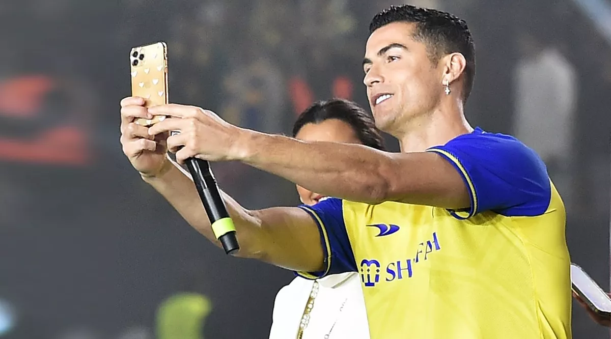 Cristiano Ronaldo, que dio regalo a niño en presentación con Al-Nassr de Arabia Saudita