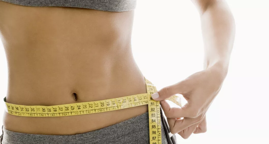 Abdomen de una mujer a propósito de los ejercicios claves para perder grasa abdominal, según expertos.