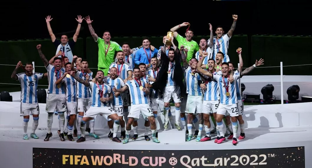 Jugadores de Argentina, en nota sobre que Nicolás Tagliafico se casó y llevó la Copa del Mundo a la boda