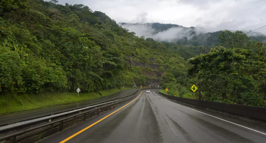 Recomendaciones para prevenir accidentes viales en Antioquia ante fuertes lluvias en temporada vacacional.