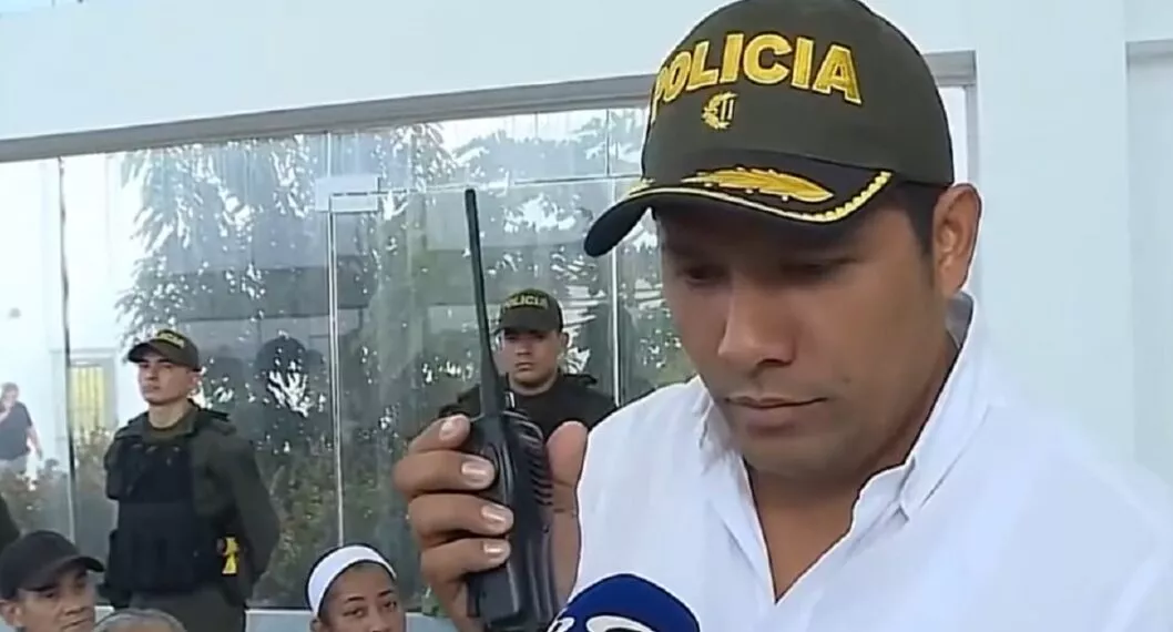Policía casi queda en ridículo en informe en vivo de Noticias Caracol.