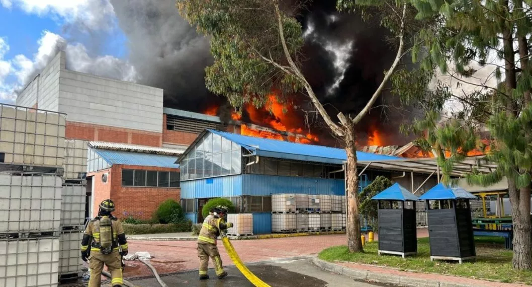 Dueño de fábrica de colchones se refirió al incendio que se registró en su empresa, ubicada en la Calle 80 (Bogotá).