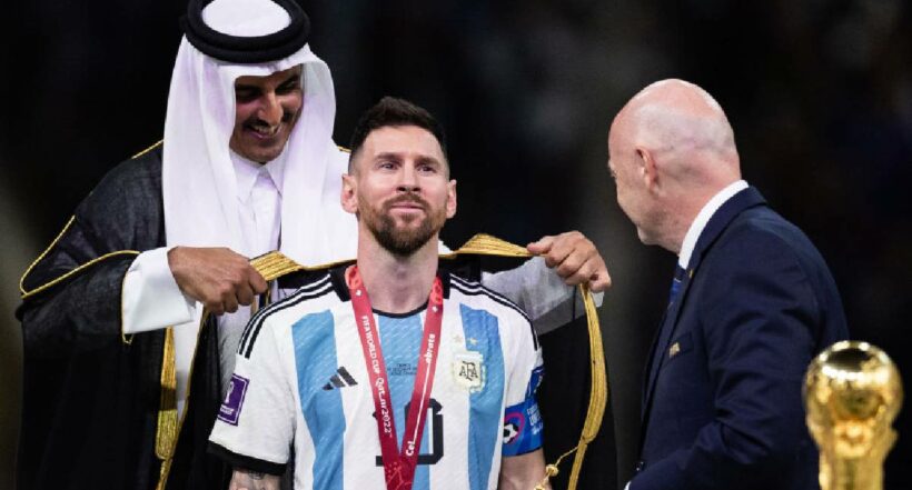 Foto del Emir de Catar poniéndole a Messi capa negra a propósito de su visita a Argentina