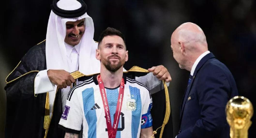 Foto del Emir de Catar poniéndole a Messi capa negra a propósito de su visita a Argentina