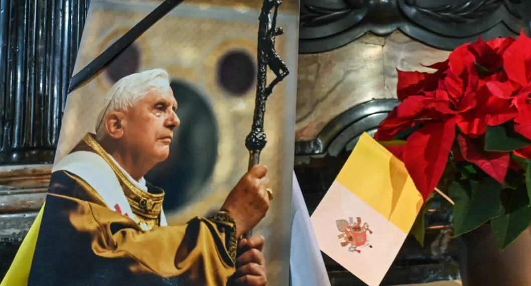 Retrato del papa Benedicto XVI, que será enterrado este jueves 5 de enero del 2023.