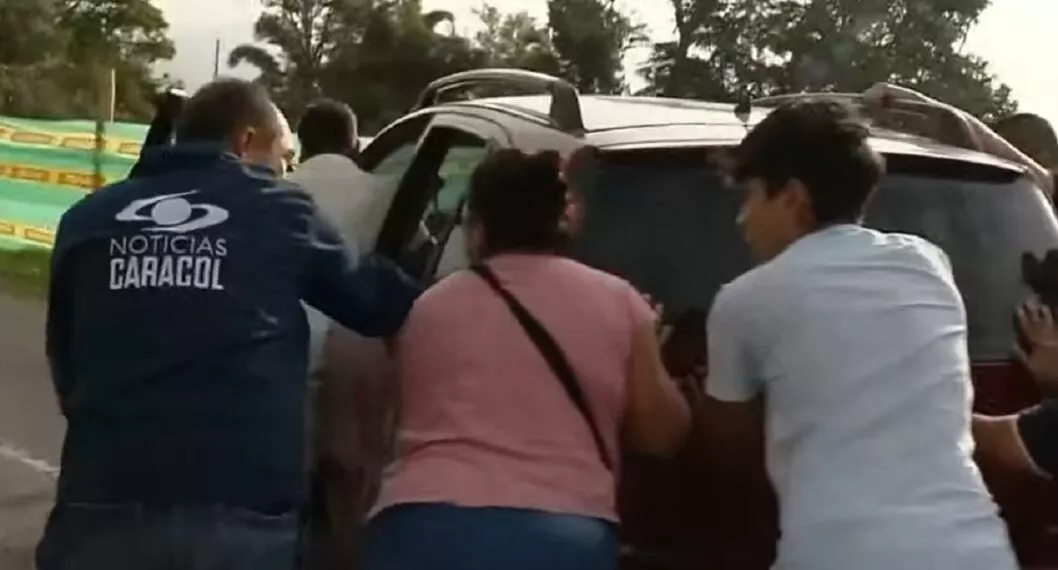 Video Noticias Caracol periodista empuja carro varado en pleno noticiero
