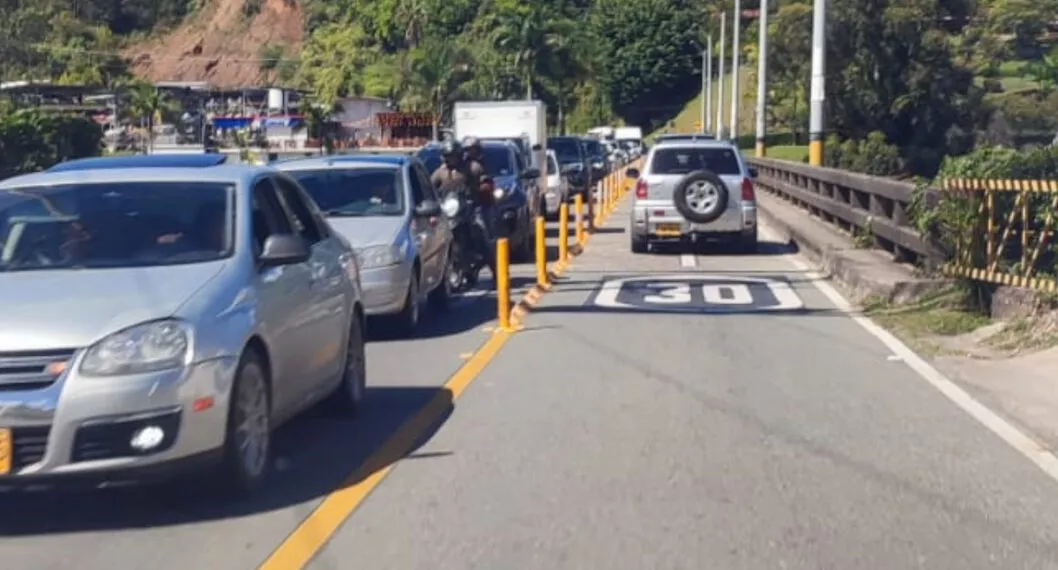 Largo trancón en Guatapé, Antioquia, de más de 2 kilómetros para los que visitan la Piedra del Peñol. La Gobernación anunció medidas para la congestión.